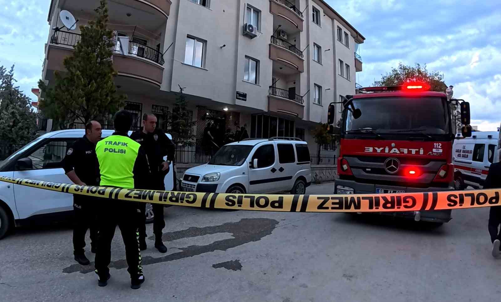 Evinde çıkan yangını söndürmek isterken yanarak can verdi
