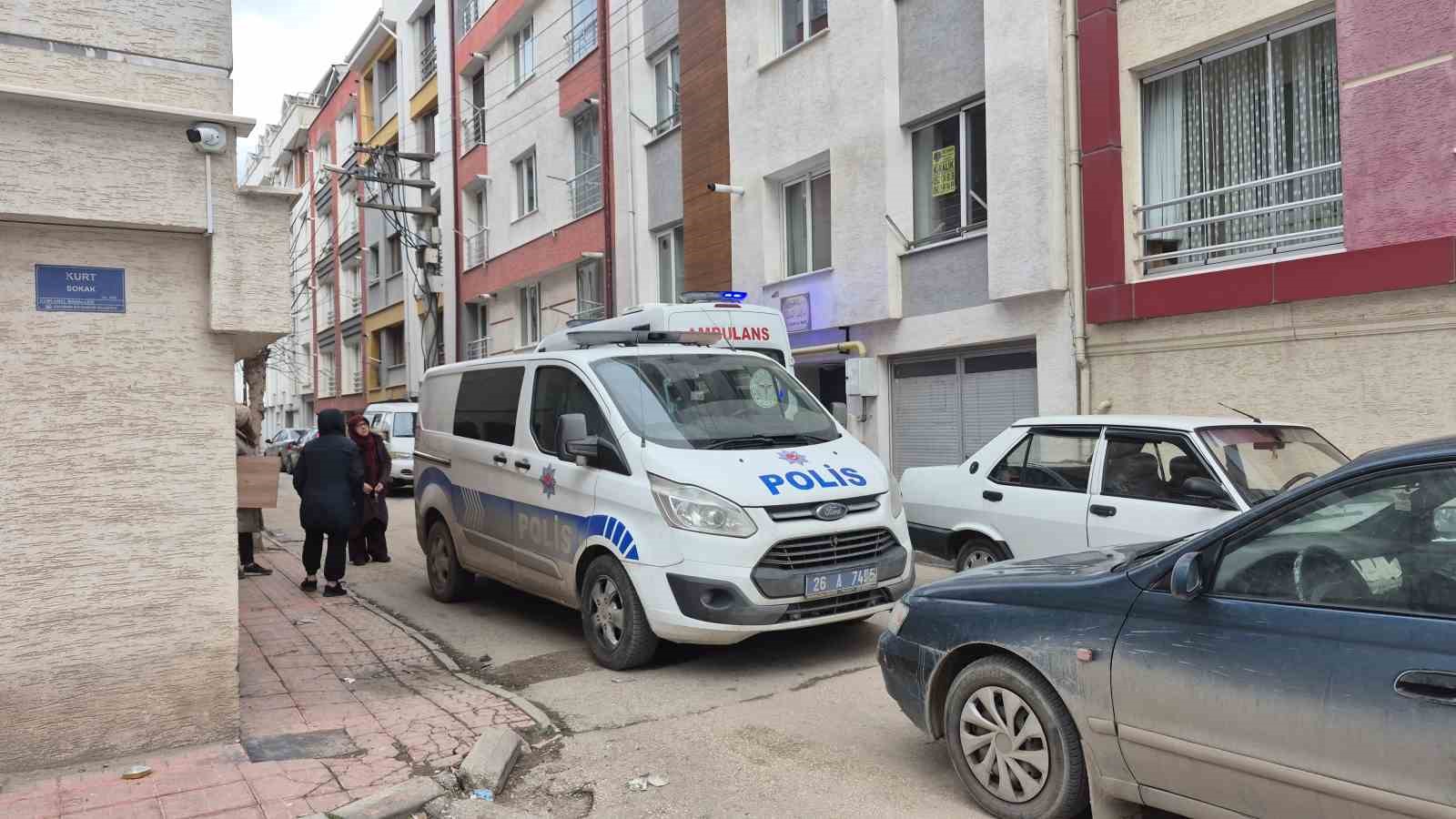 Evinde düşen 86 yaşındaki kadını polis kapıyı kırarak kurtardı
