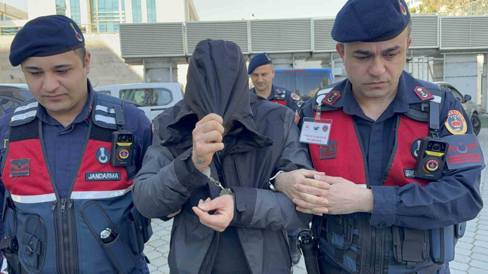 Evinde kokain, uyuşturucu hap ve esrar ele geçti
