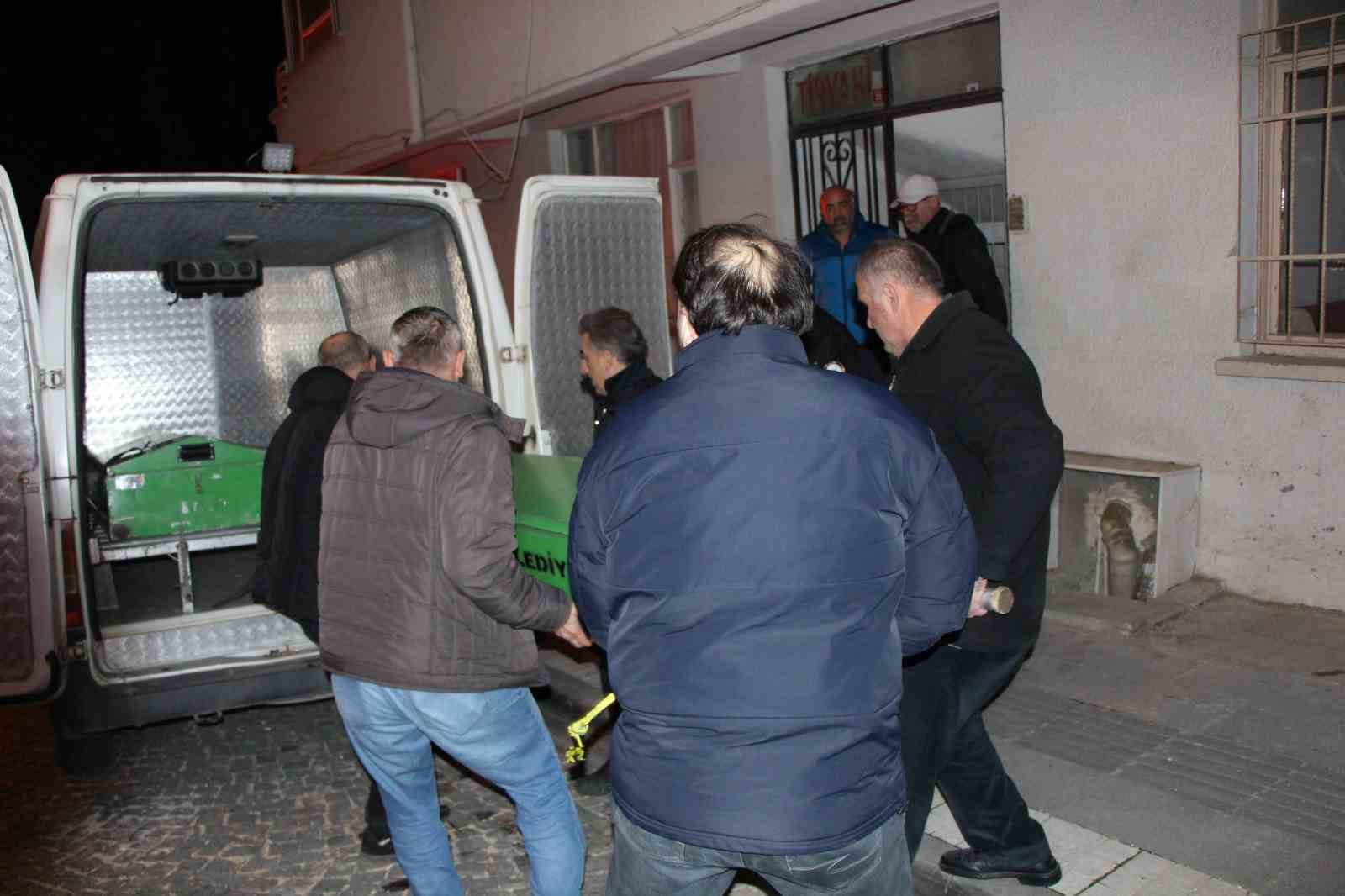 Evinde sahte içki içti, saatler sonra ölü bulundu
