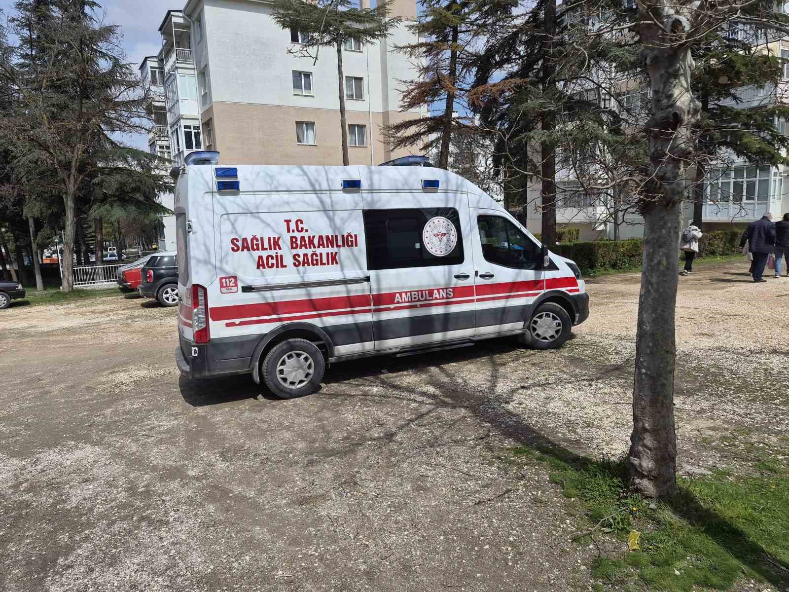 Evinde temizlik yaparken düşen kadına sağlık ekipleri müdahale etti
