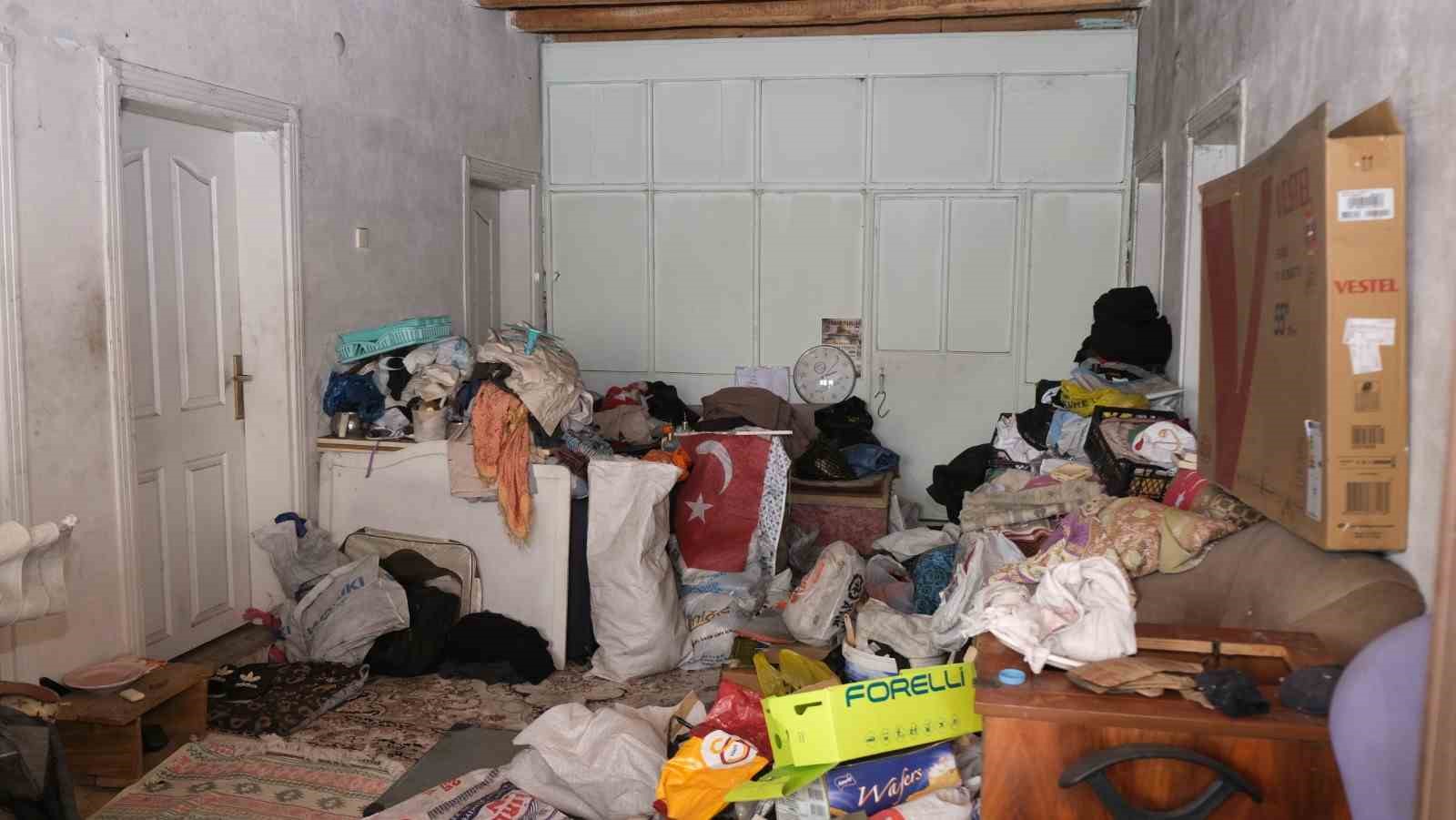 Evinden 10 ton çöp çıktı
