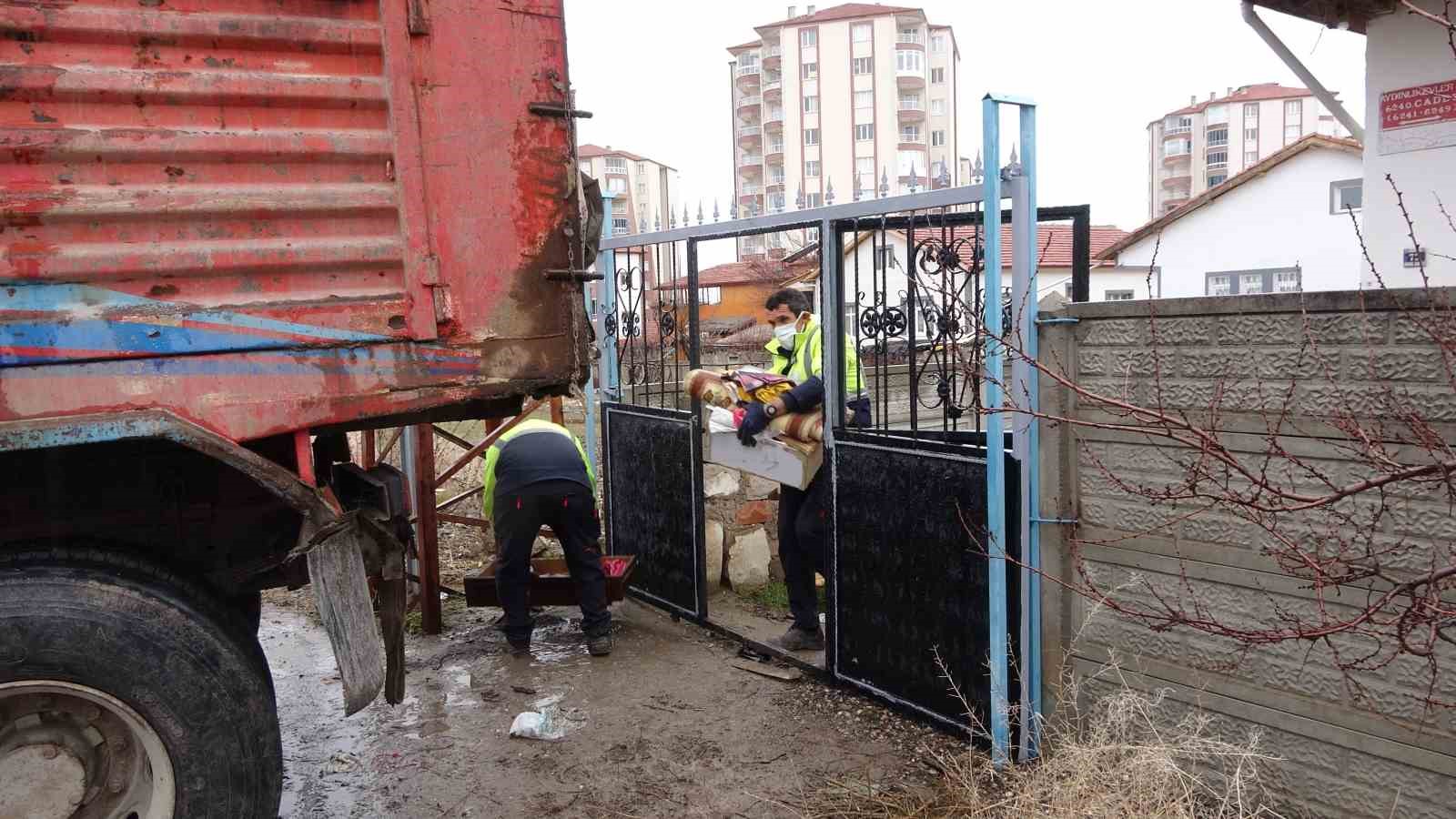 Evinden 10 ton çöp çıktı
