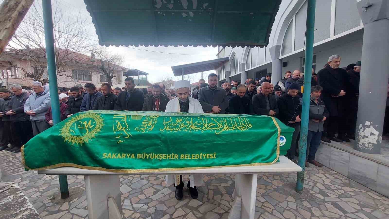 Evinden 20 kamyon çöp çıkarılan yaşlı adam son yolculuğuna uğurlandı
