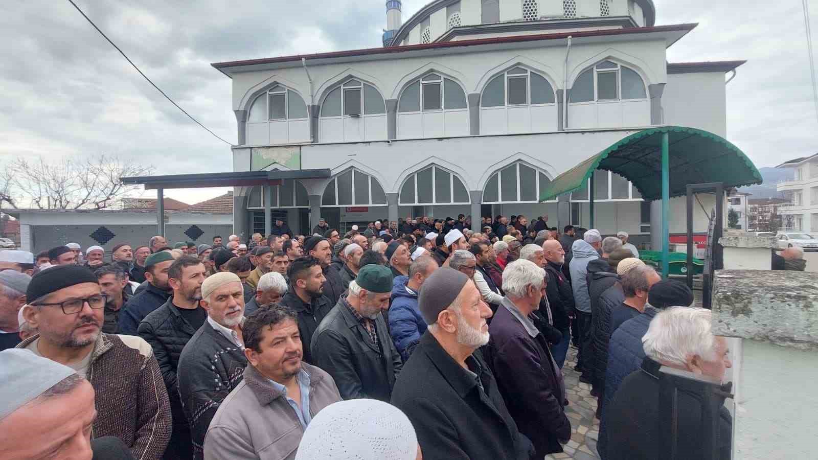 Evinden 20 kamyon çöp çıkarılan yaşlı adam son yolculuğuna uğurlandı
