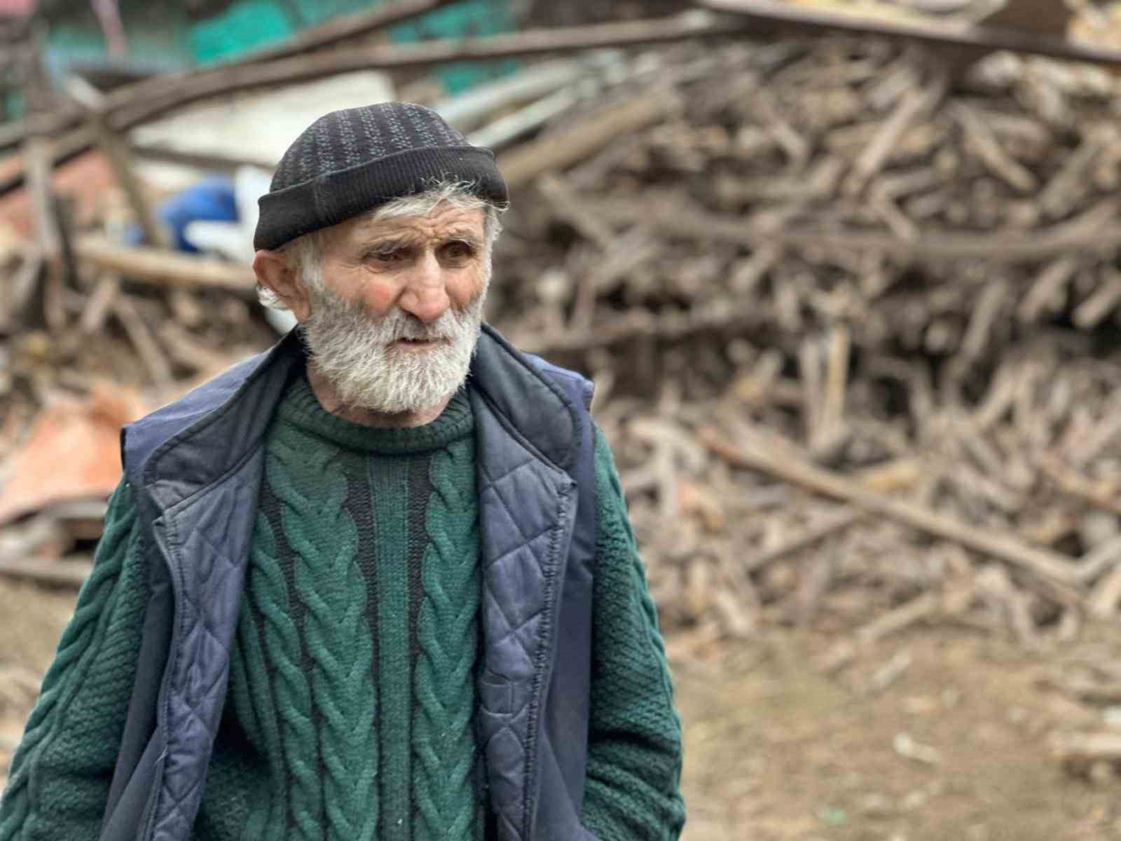 Evinden 20 kamyon çöp çıkarılan yaşlı adam son yolculuğuna uğurlandı
