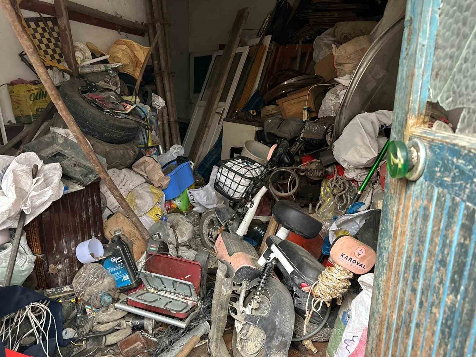 Evinden kamyonlar dolusu çöp çıkarılan 76 yaşındaki adam, çatıdan düşerek hayatını kaybetti
