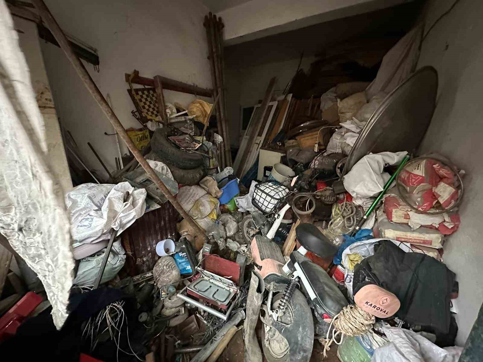 Evinden kamyonlar dolusu çöp çıkarılan 76 yaşındaki adam, çatıdan düşerek hayatını kaybetti
