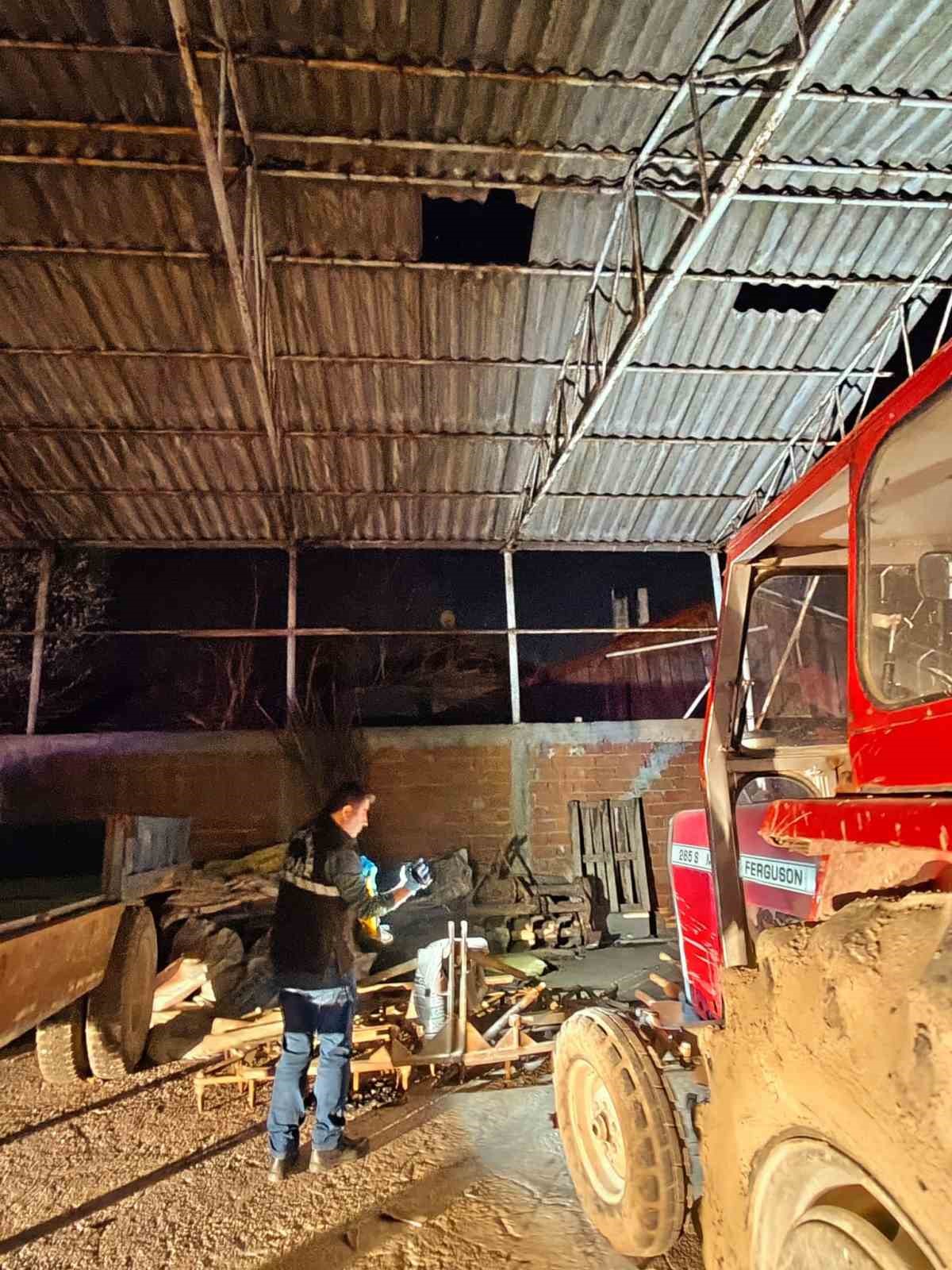 Evinden kamyonlar dolusu çöp çıkarılan 76 yaşındaki adam, çatıdan düşerek hayatını kaybetti
