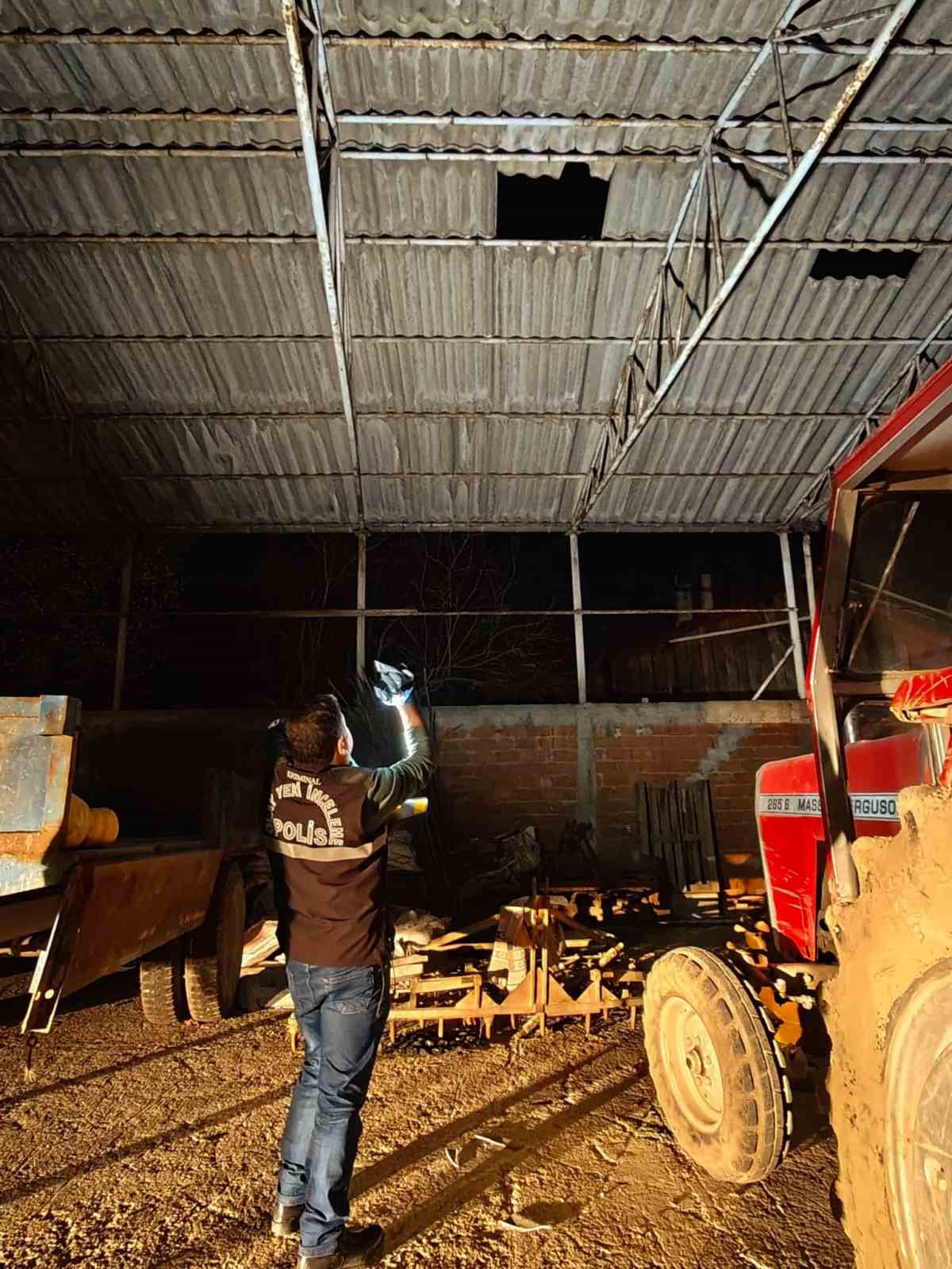 Evinden kamyonlar dolusu çöp çıkarılan 76 yaşındaki adam, çatıdan düşerek hayatını kaybetti
