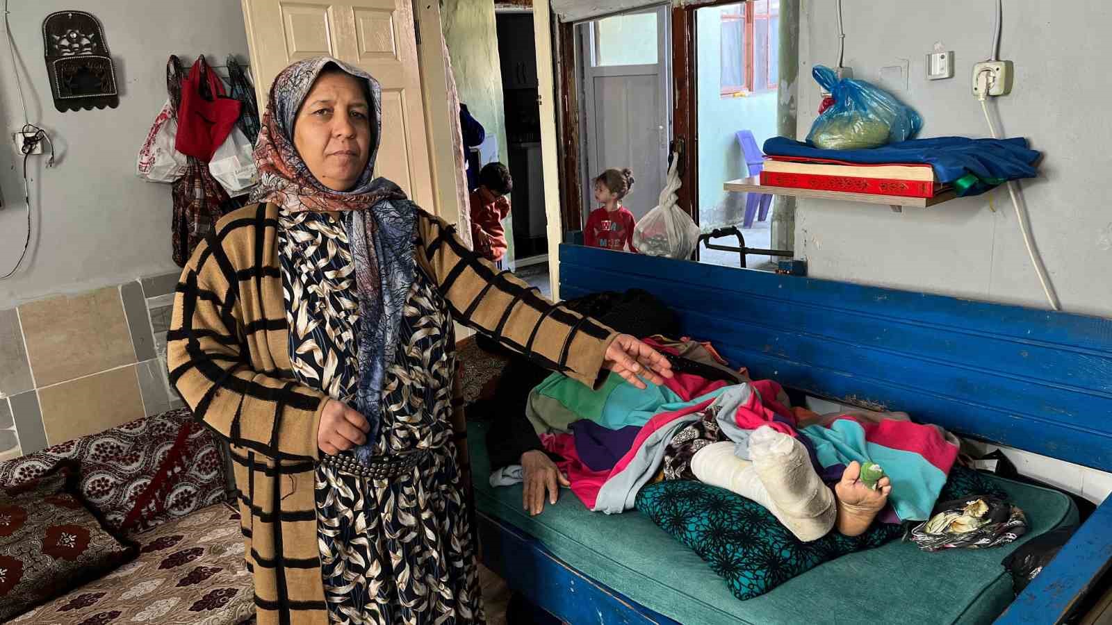 Evini su bastı, kurtulmaya çalışırken düşüp ayağını kırdı
