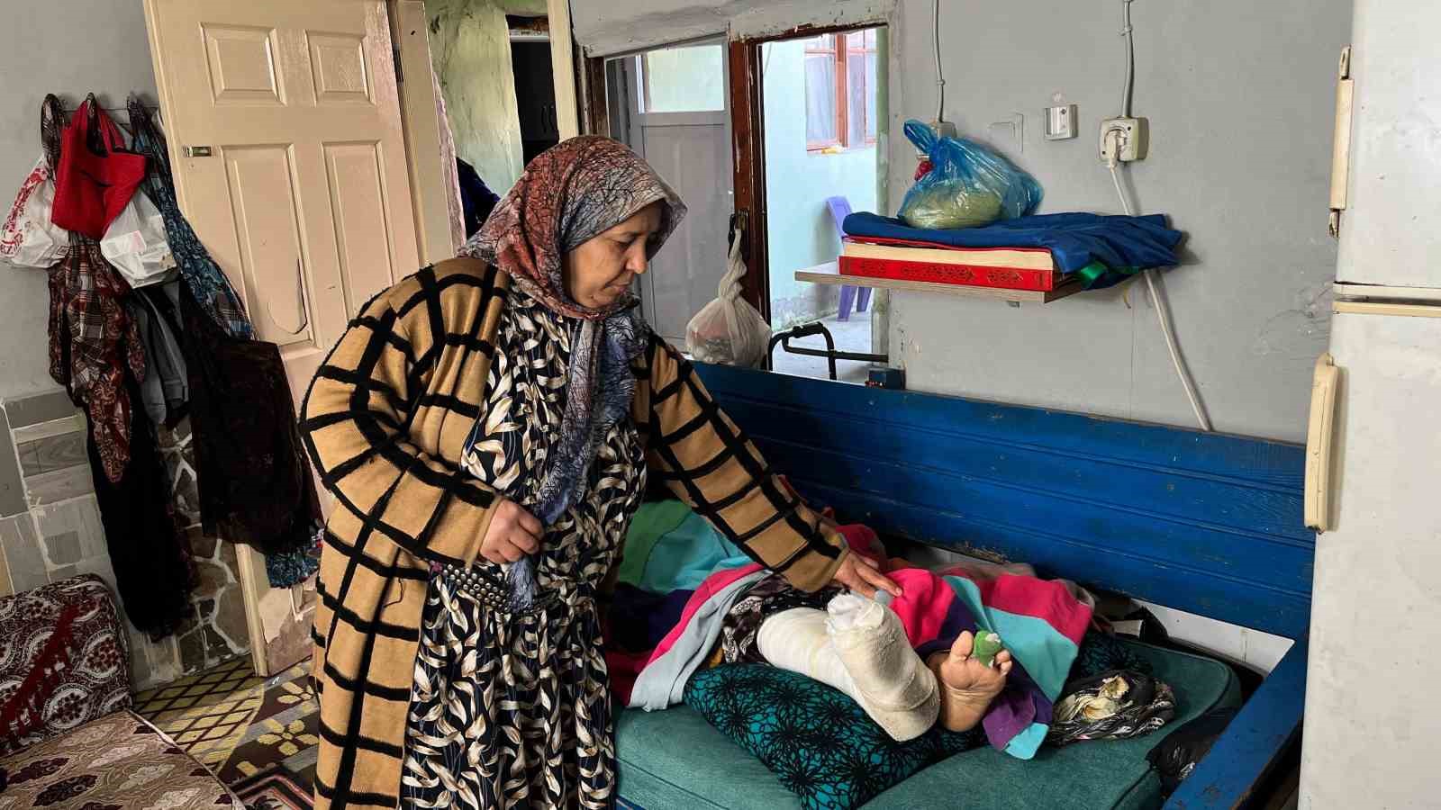 Evini su bastı, kurtulmaya çalışırken düşüp ayağını kırdı
