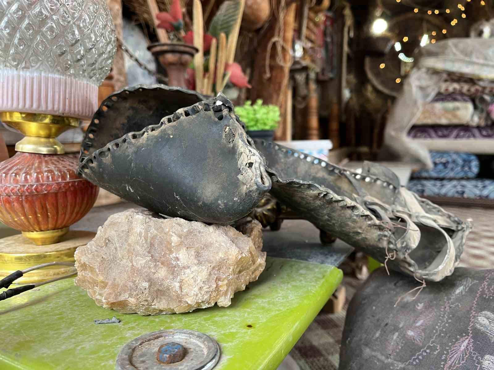 Evinin bahçesini topladığı eşyalarla müzeye çevirdi
