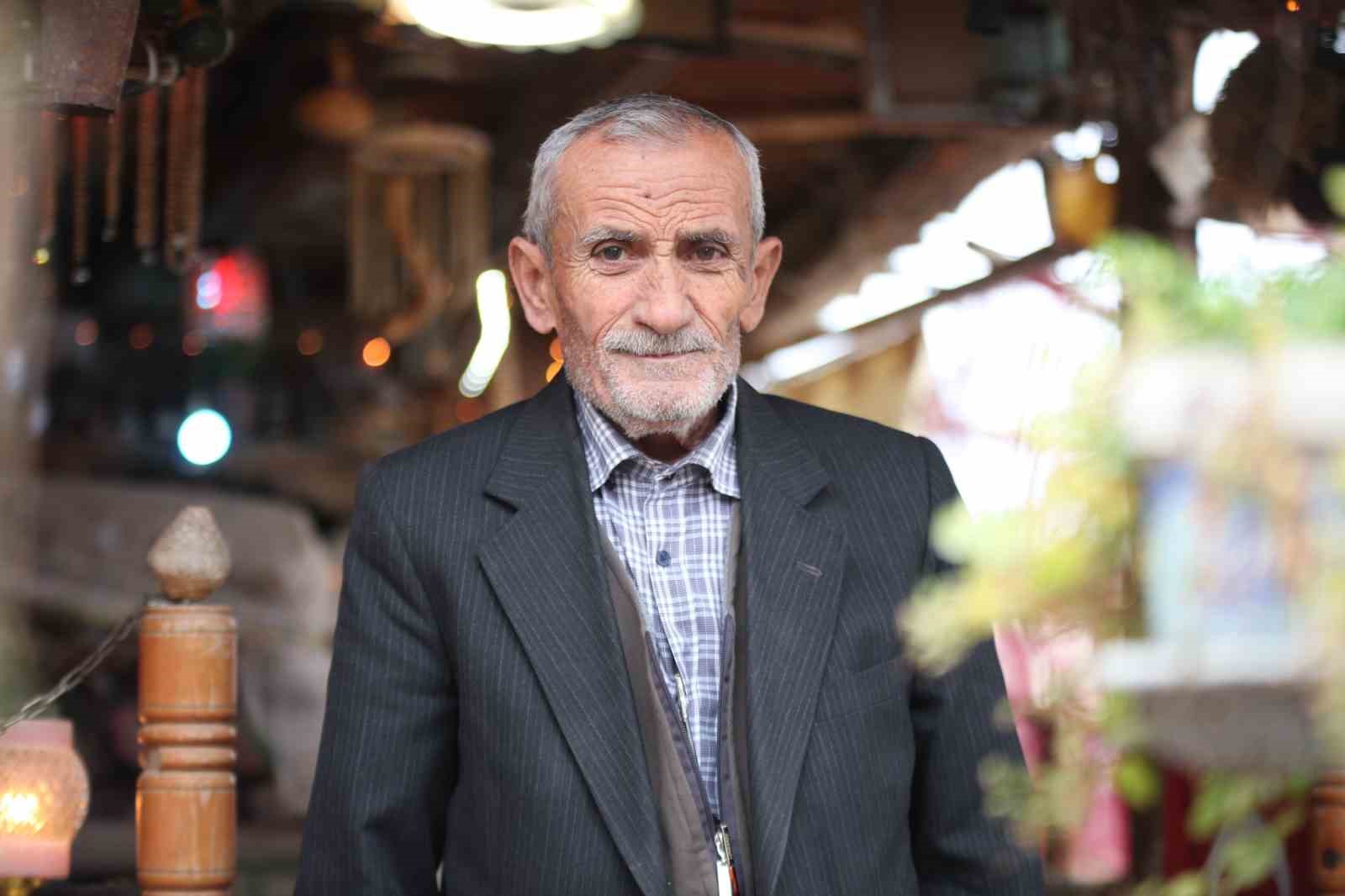 Evinin bahçesini topladığı eşyalarla müzeye çevirdi
