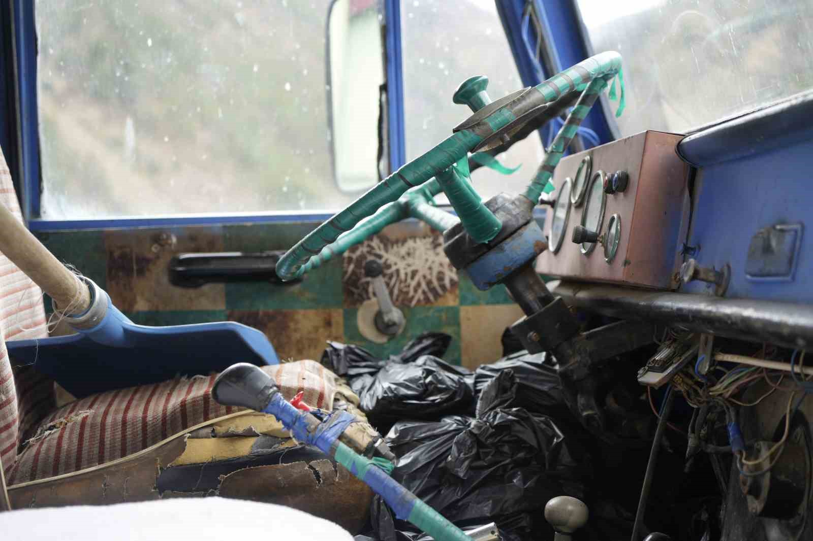 Evinin önünde odunluk olarak kullandığı kamyonu İstanbul’da ceza yedi
