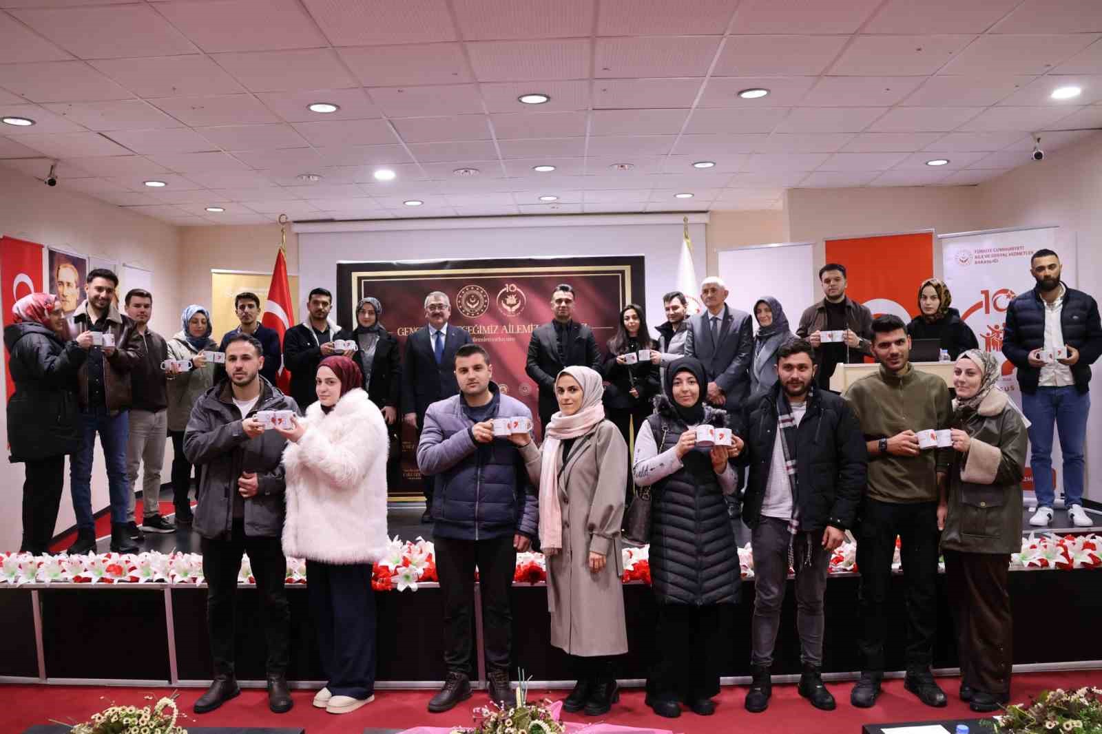 Evlenirken devletten destek gören gençler bir araya geldi
Evlenirken devletten destek gören gençler bir araya geldi