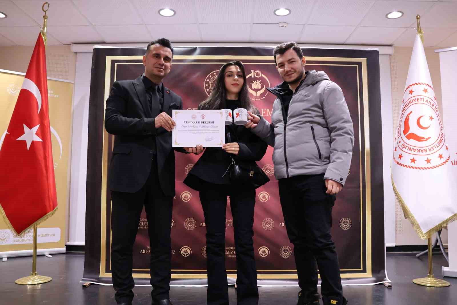 Evlenirken devletten destek gören gençler bir araya geldi
Evlenirken devletten destek gören gençler bir araya geldi