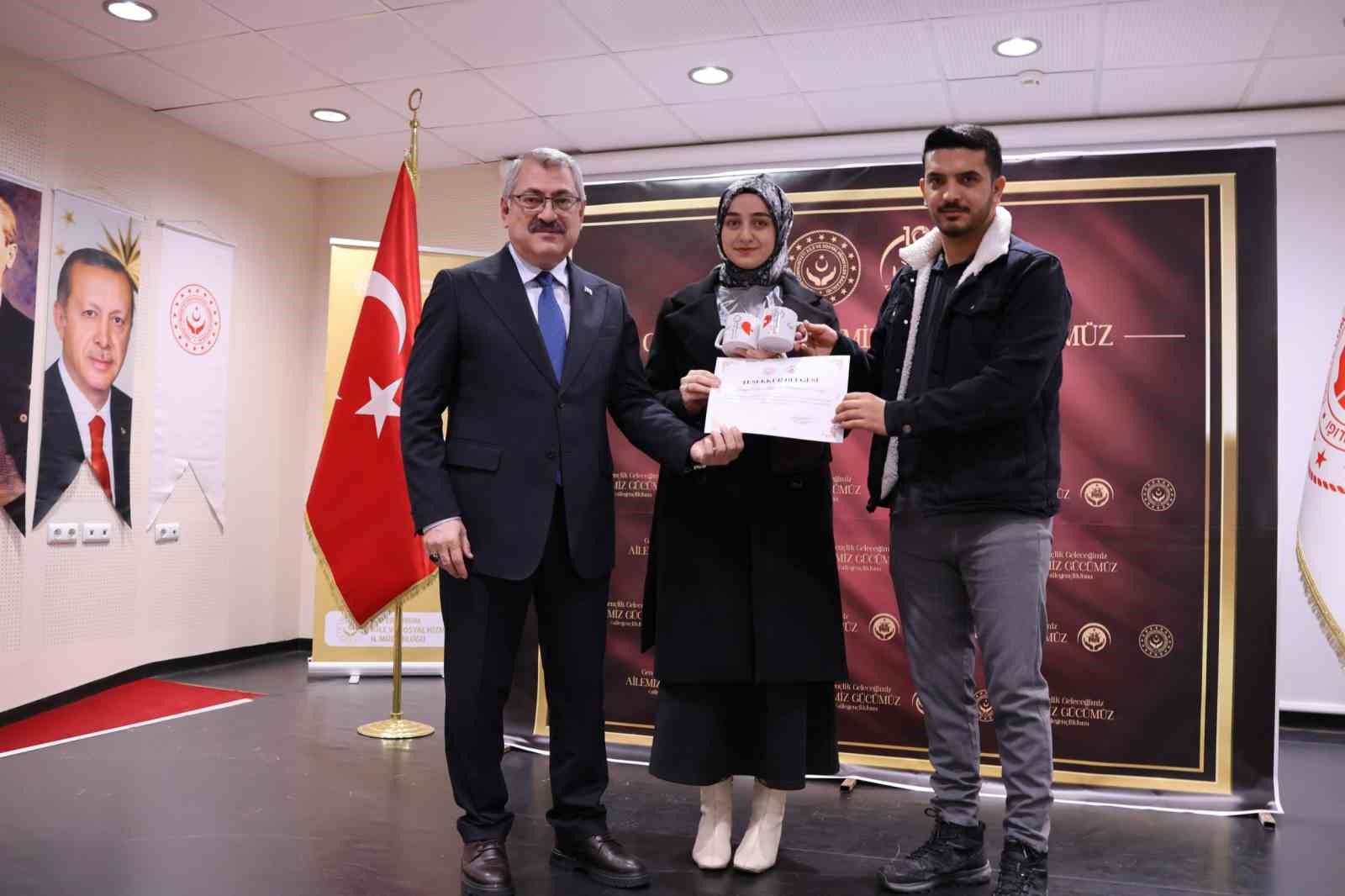 Evlenirken devletten destek gören gençler bir araya geldi
Evlenirken devletten destek gören gençler bir araya geldi