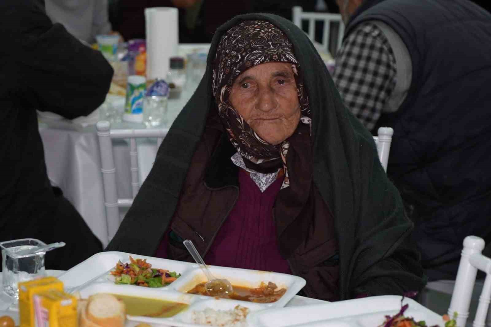 Evlerde yemek pişmiyor, köy halkı ortak sofrada iftar yapıyor
Evlerde yemek pişmiyor, köy halkı ortak sofrada iftar yapıyor