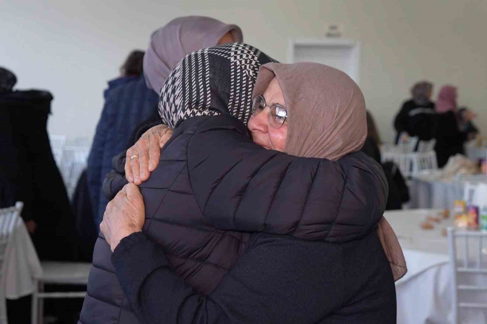 Evlerde yemek pişmiyor, köy halkı ortak sofrada iftar yapıyor
Evlerde yemek pişmiyor, köy halkı ortak sofrada iftar yapıyor