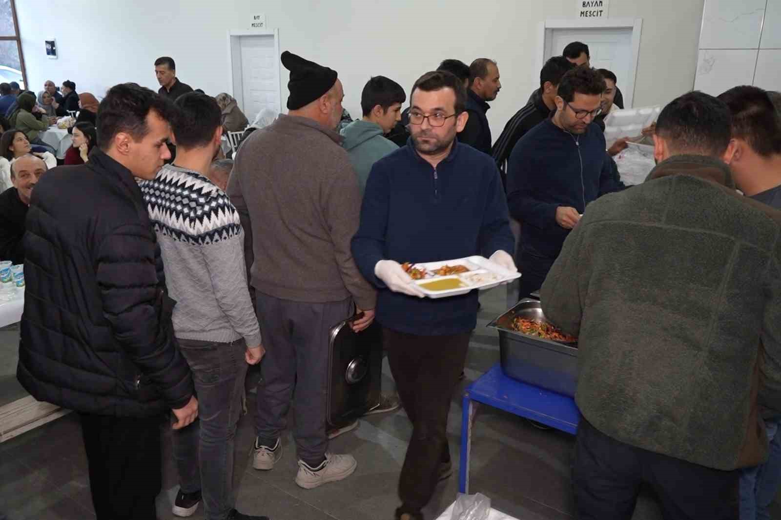 Evlerde yemek pişmiyor, köy halkı ortak sofrada iftar yapıyor
Evlerde yemek pişmiyor, köy halkı ortak sofrada iftar yapıyor