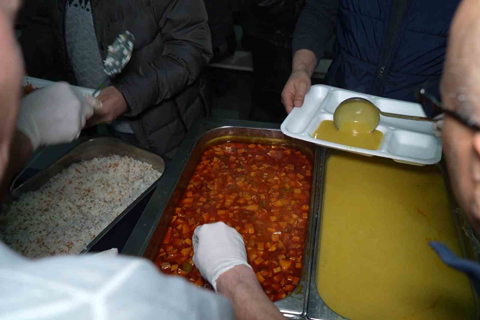 Evlerde yemek pişmiyor, köy halkı ortak sofrada iftar yapıyor
Evlerde yemek pişmiyor, köy halkı ortak sofrada iftar yapıyor