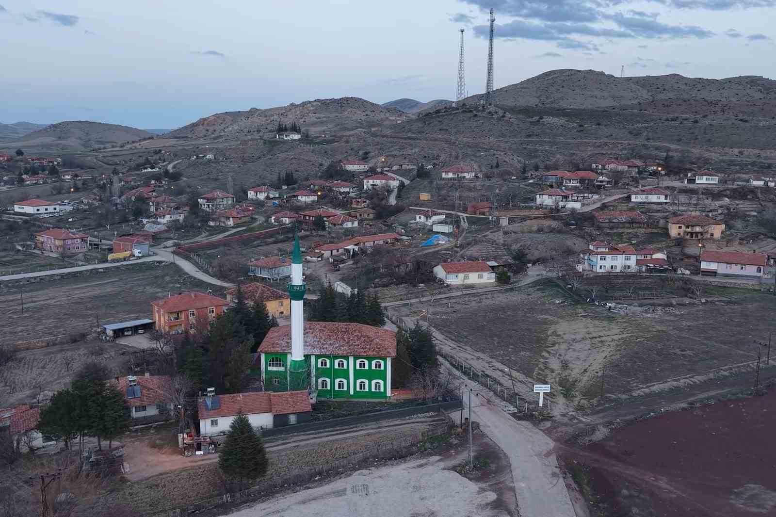 Evlerde yemek pişmiyor, köy halkı ortak sofrada iftar yapıyor
Evlerde yemek pişmiyor, köy halkı ortak sofrada iftar yapıyor