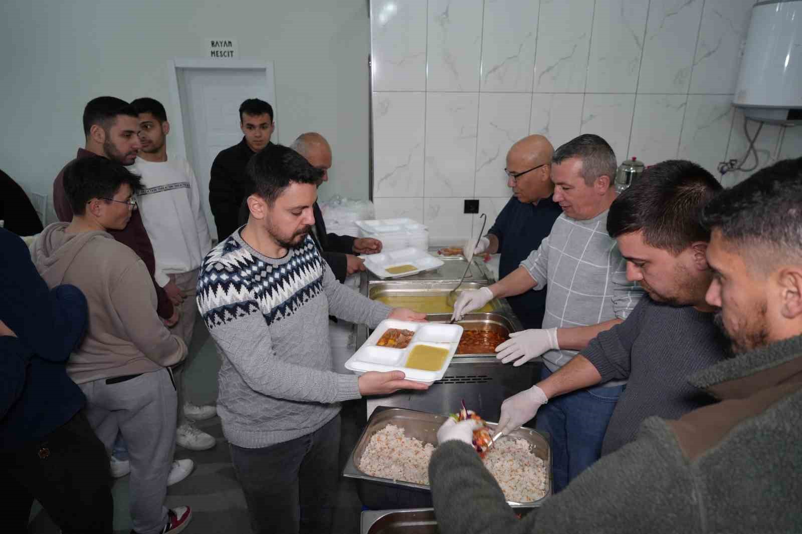 Evlerde yemek pişmiyor, köy halkı ortak sofrada iftar yapıyor
Evlerde yemek pişmiyor, köy halkı ortak sofrada iftar yapıyor