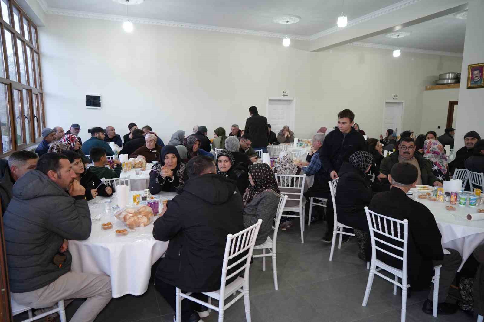 Evlerde yemek pişmiyor, köy halkı ortak sofrada iftar yapıyor
Evlerde yemek pişmiyor, köy halkı ortak sofrada iftar yapıyor