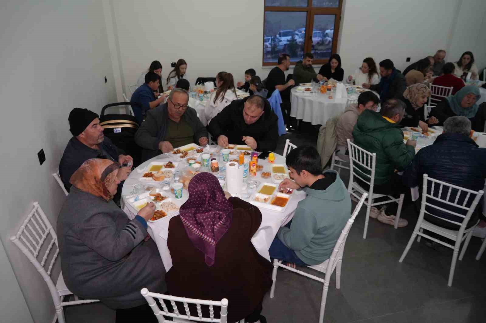 Evlerde yemek pişmiyor, köy halkı ortak sofrada iftar yapıyor
Evlerde yemek pişmiyor, köy halkı ortak sofrada iftar yapıyor