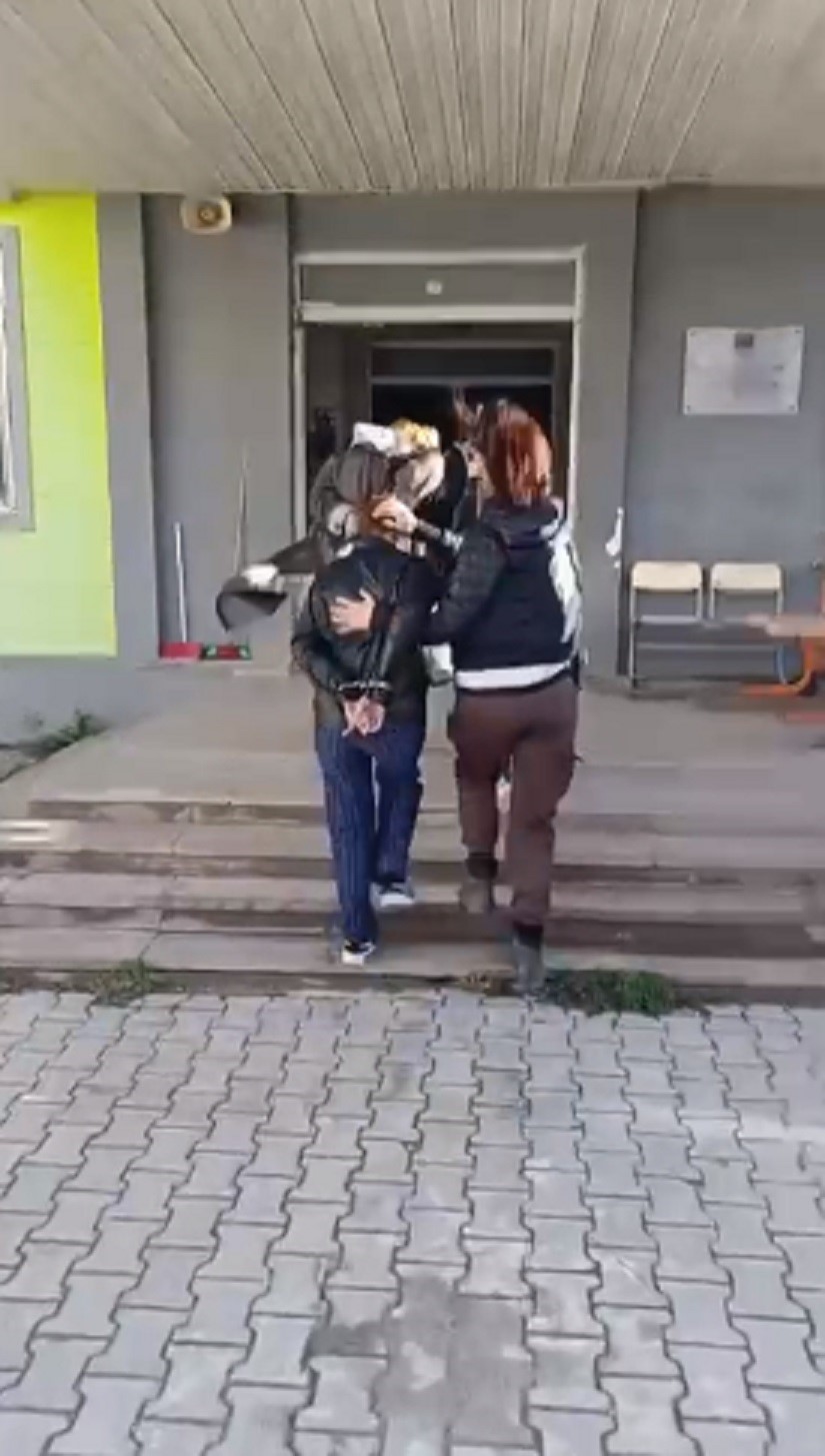 Evlerden 2 milyon 300 bin TL’lik altın çalan 2 kadın tutuklandı
