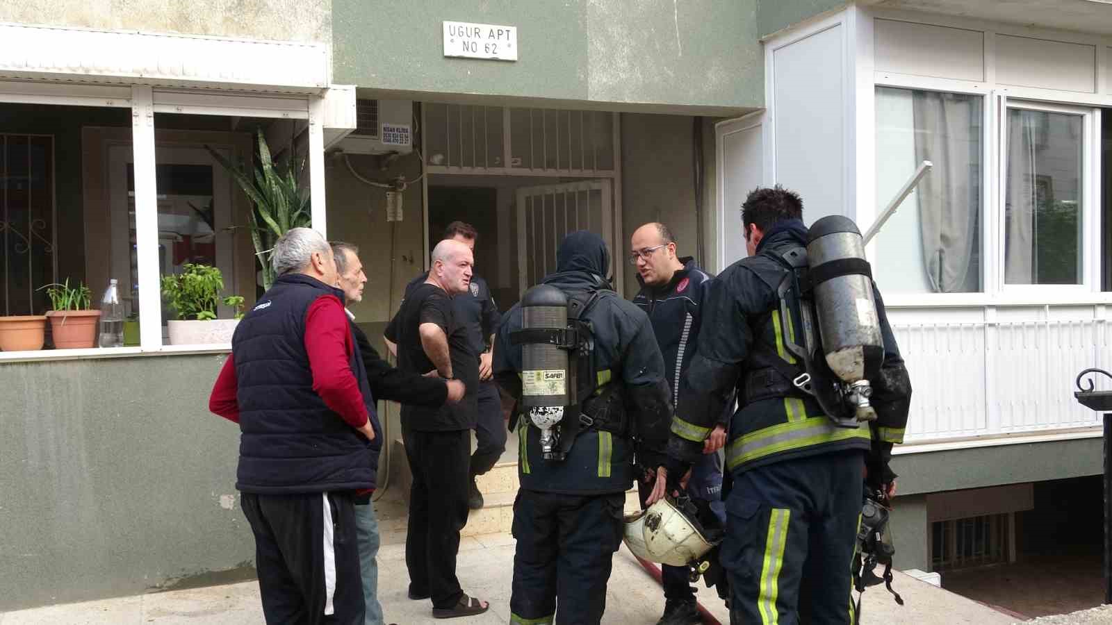 Evleri yanan genç kızı anne ve babası sarılarak teselli etti
