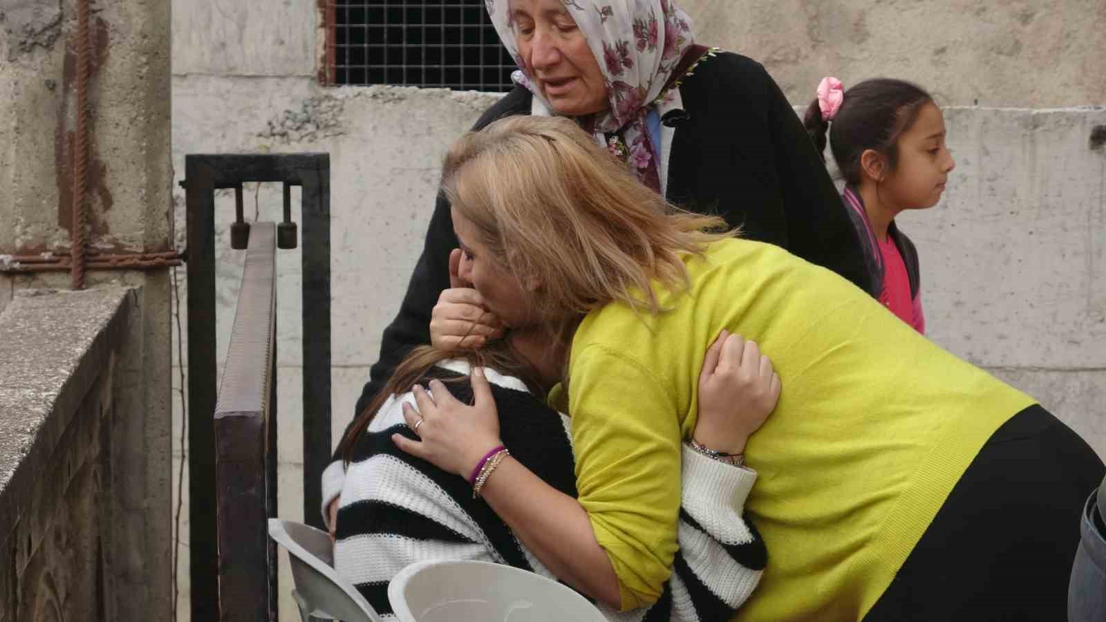 Evleri yanan genç kızı anne ve babası sarılarak teselli etti
