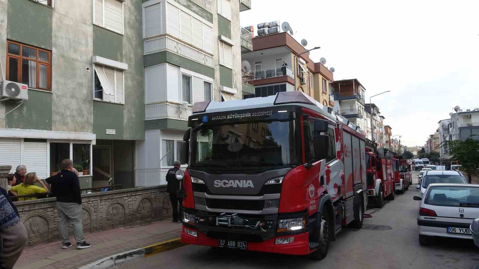 Evleri yanan genç kızı anne ve babası sarılarak teselli etti
