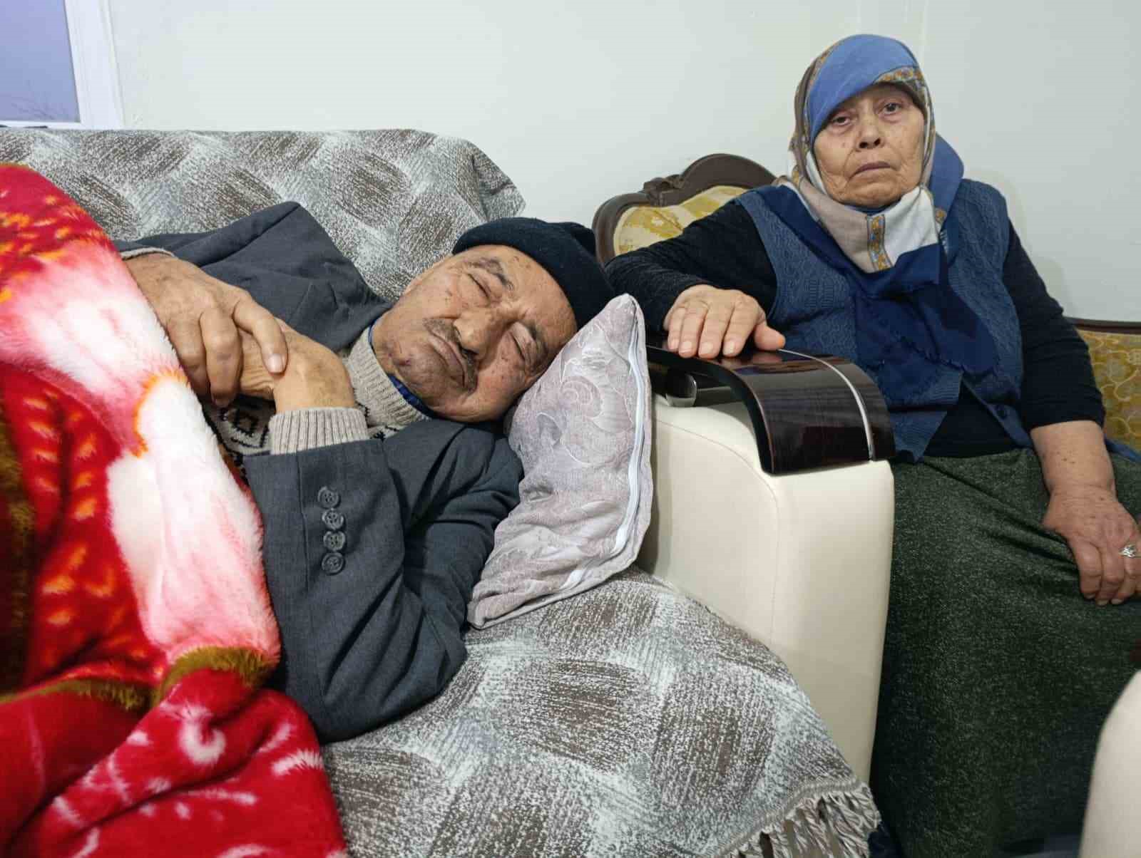 Evlerini devrettikleri oğulları kazada ölünce gelin evi sattı, yaşlı çift ortada kaldı iddiası
