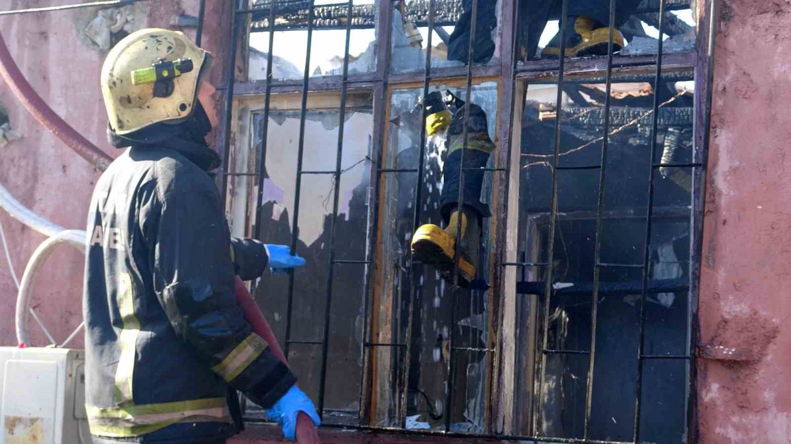 Evlerinin yanışını gözyaşları içinde izledi
