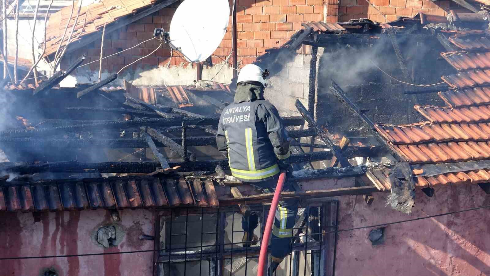 Evlerinin yanışını gözyaşları içinde izledi
