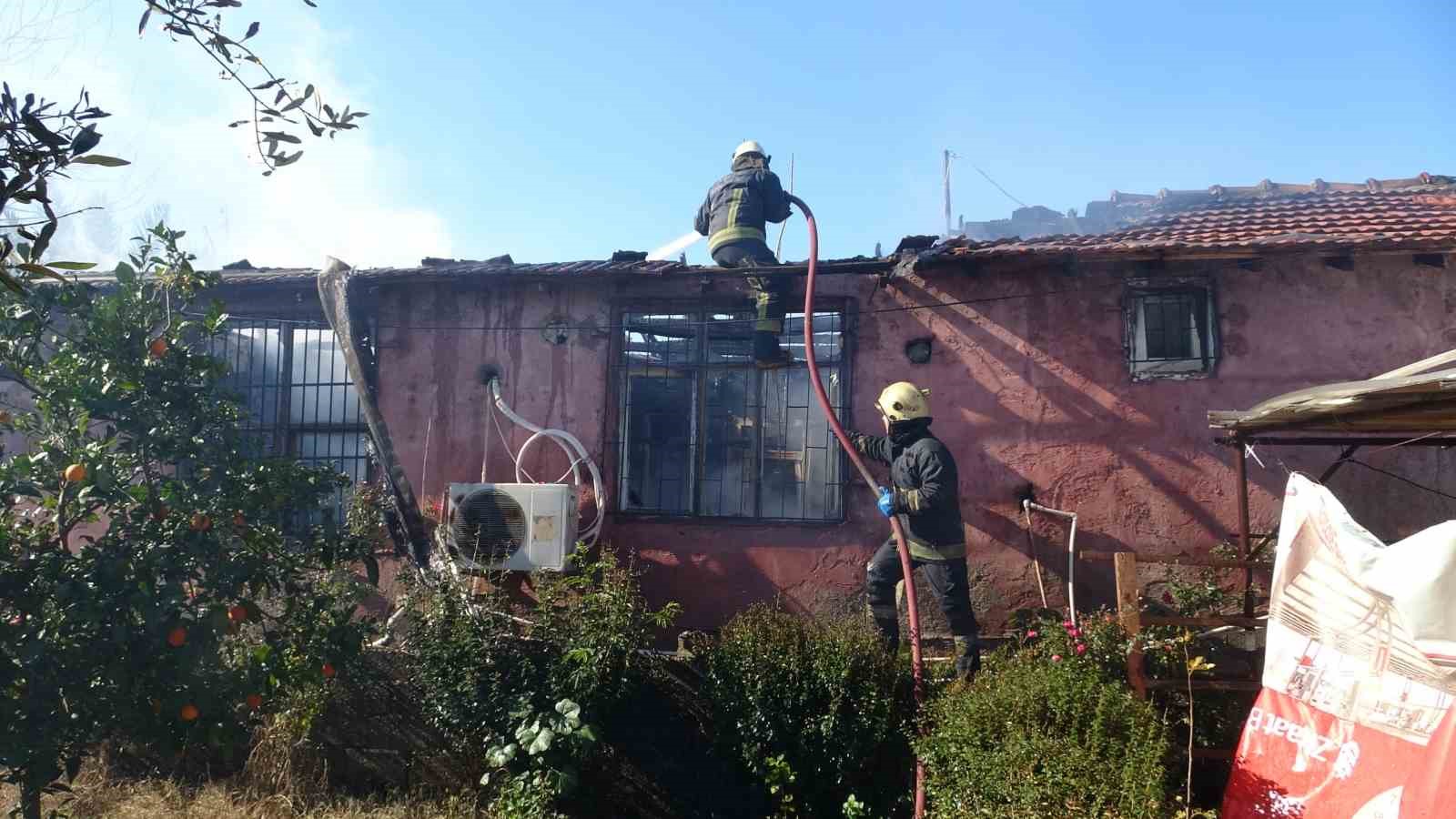 Evlerinin yanışını gözyaşları içinde izledi
