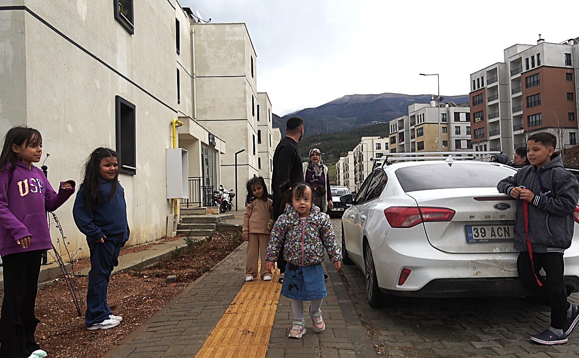 ’Evsizlik kötü’ diyen depremzede, bayramını ailesiyle TOKİ’deki yuvasında geçirdi
