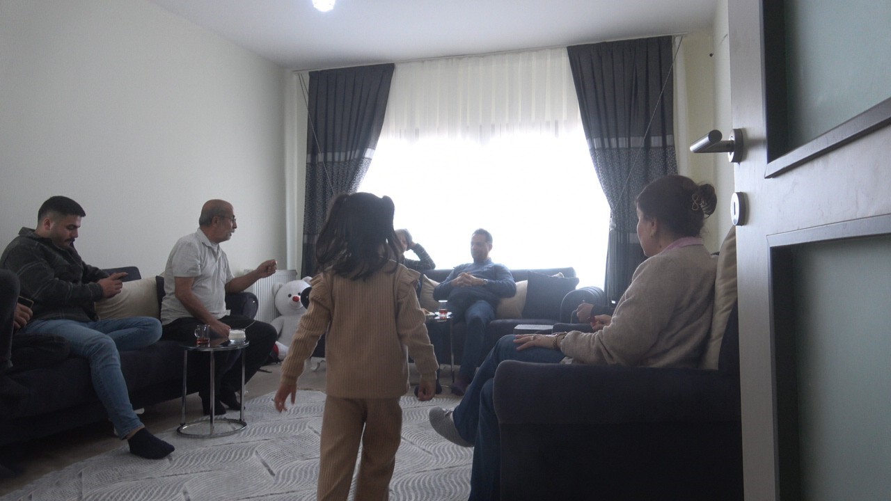 ’Evsizlik kötü’ diyen depremzede, bayramını ailesiyle TOKİ’deki yuvasında geçirdi
