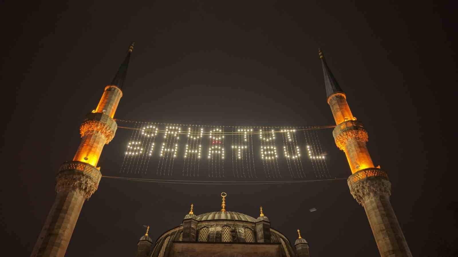 Eyüpsultan Camii’nde Ramazan ayının ilk teravih namazı eda edildi
