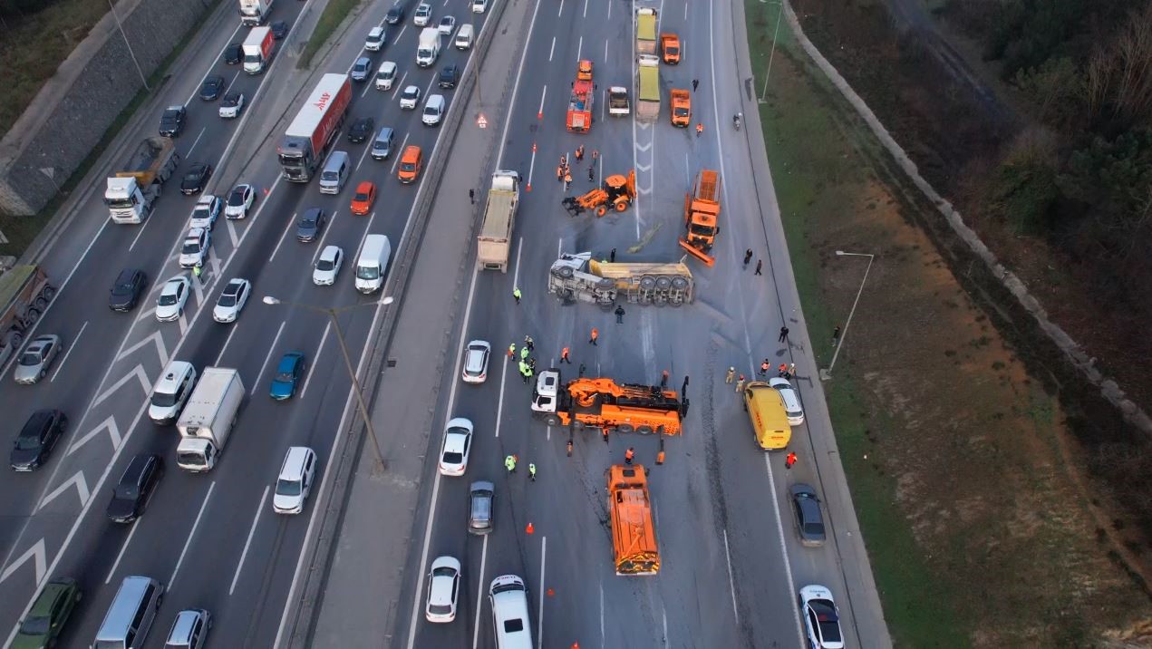 Eyüpsultan TEM’de zincirleme trafik kazası: Hafriyat kamyonu devrildi, iki araç bariyerlere çarptı
