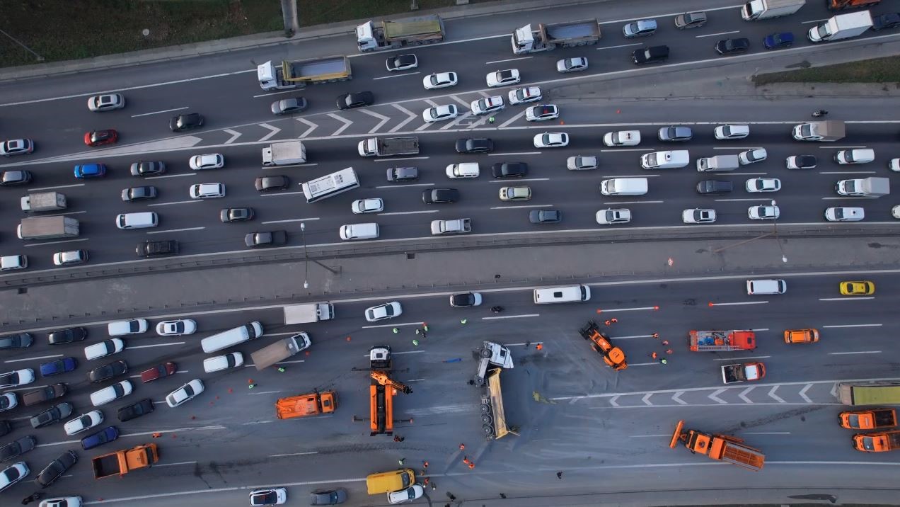 Eyüpsultan TEM’de zincirleme trafik kazası: Hafriyat kamyonu devrildi, iki araç bariyerlere çarptı
