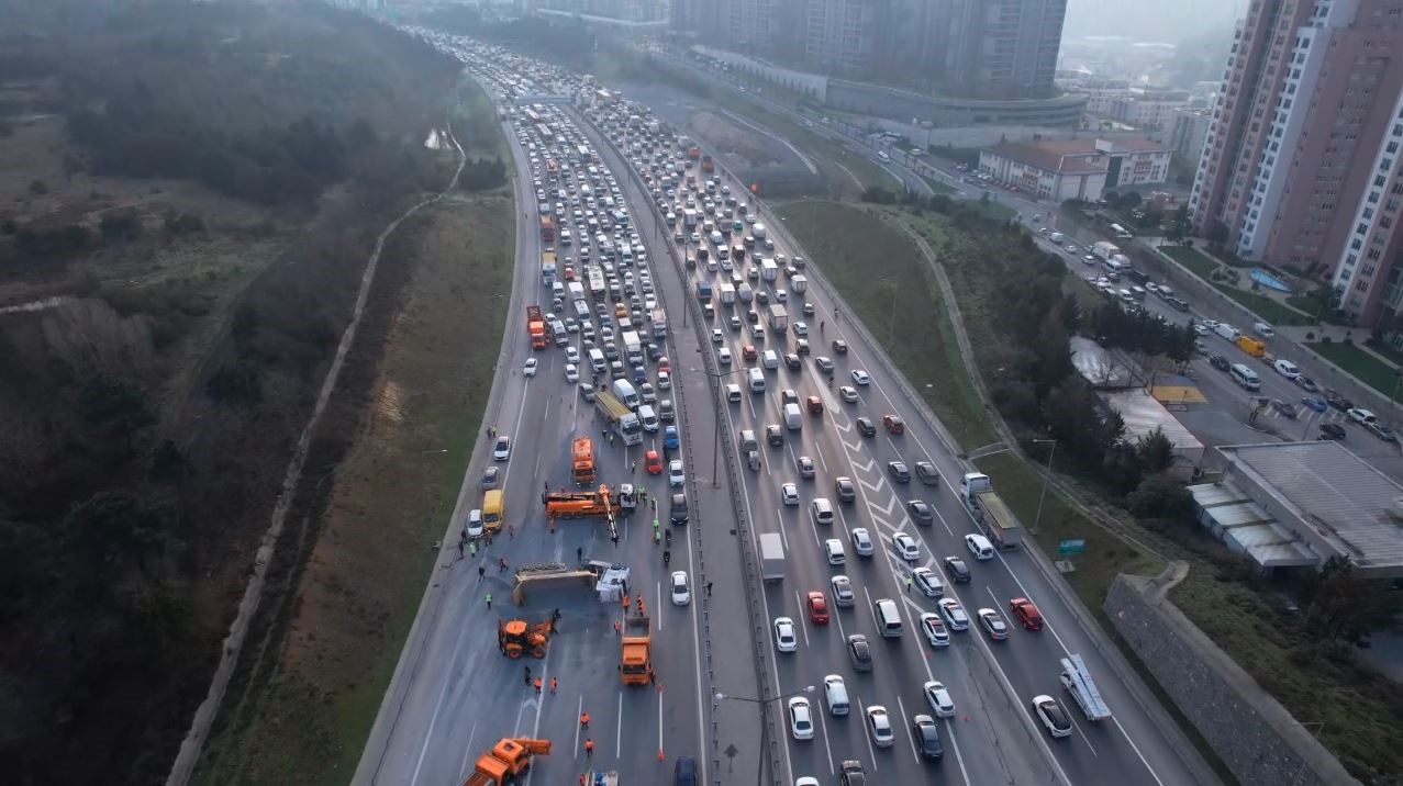 Eyüpsultan TEM’de zincirleme trafik kazası: Hafriyat kamyonu devrildi, iki araç bariyerlere çarptı
