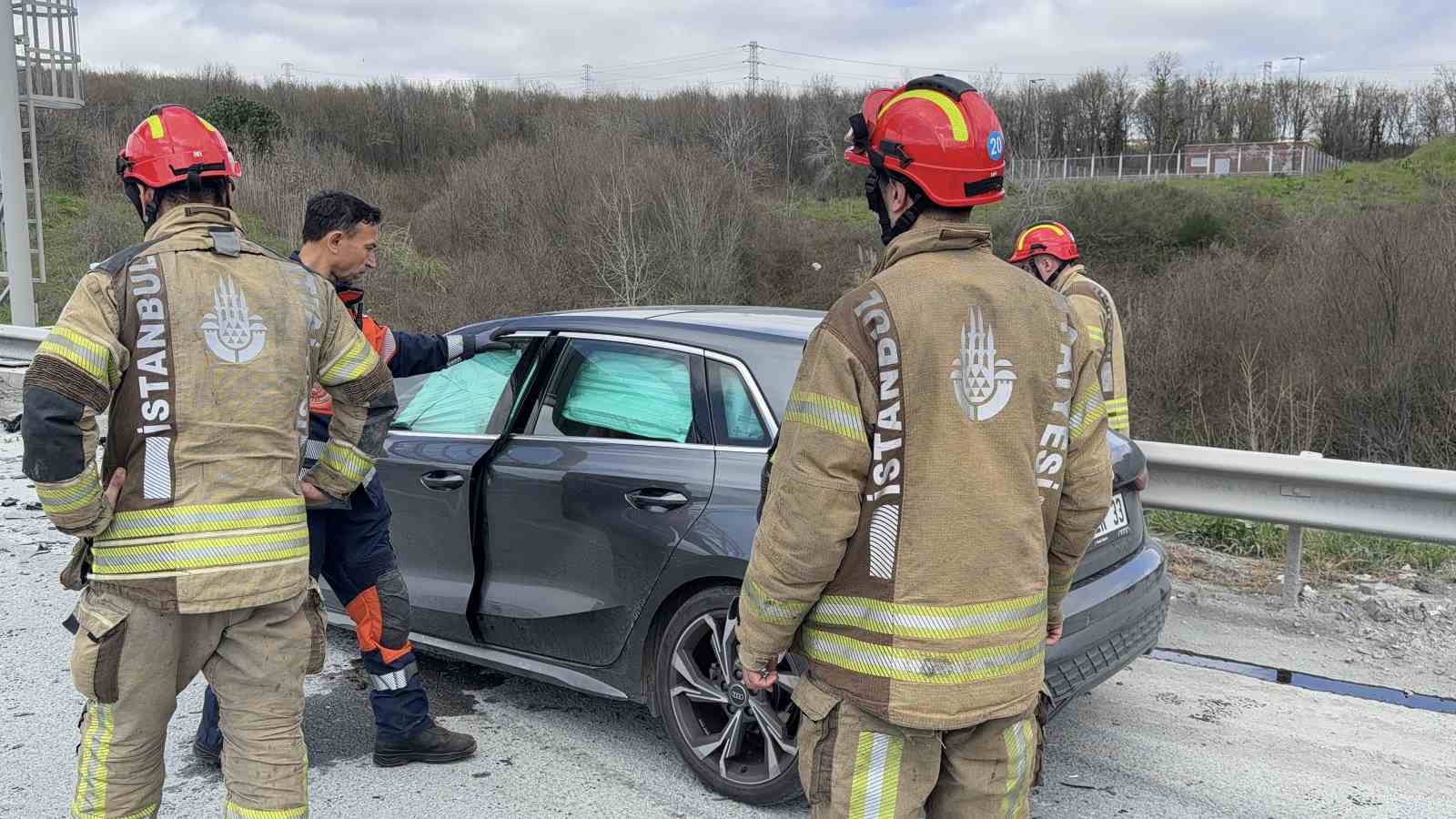 Eyüpsultan’da hafriyat kamyonuna çarpan otomobil hurdaya döndü: 1 yaralı
