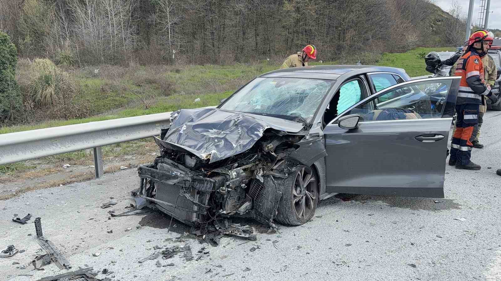 Eyüpsultan’da hafriyat kamyonuna çarpan otomobil hurdaya döndü: 1 yaralı
