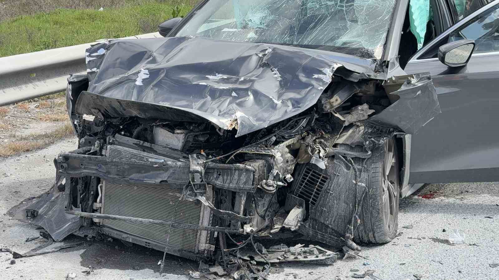 Eyüpsultan’da hafriyat kamyonuna çarpan otomobil hurdaya döndü: 1 yaralı
