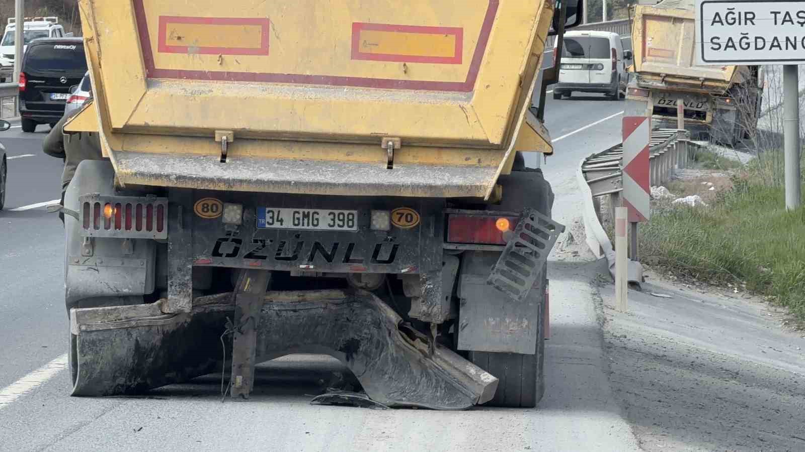 Eyüpsultan’da hafriyat kamyonuna çarpan otomobil hurdaya döndü: 1 yaralı
