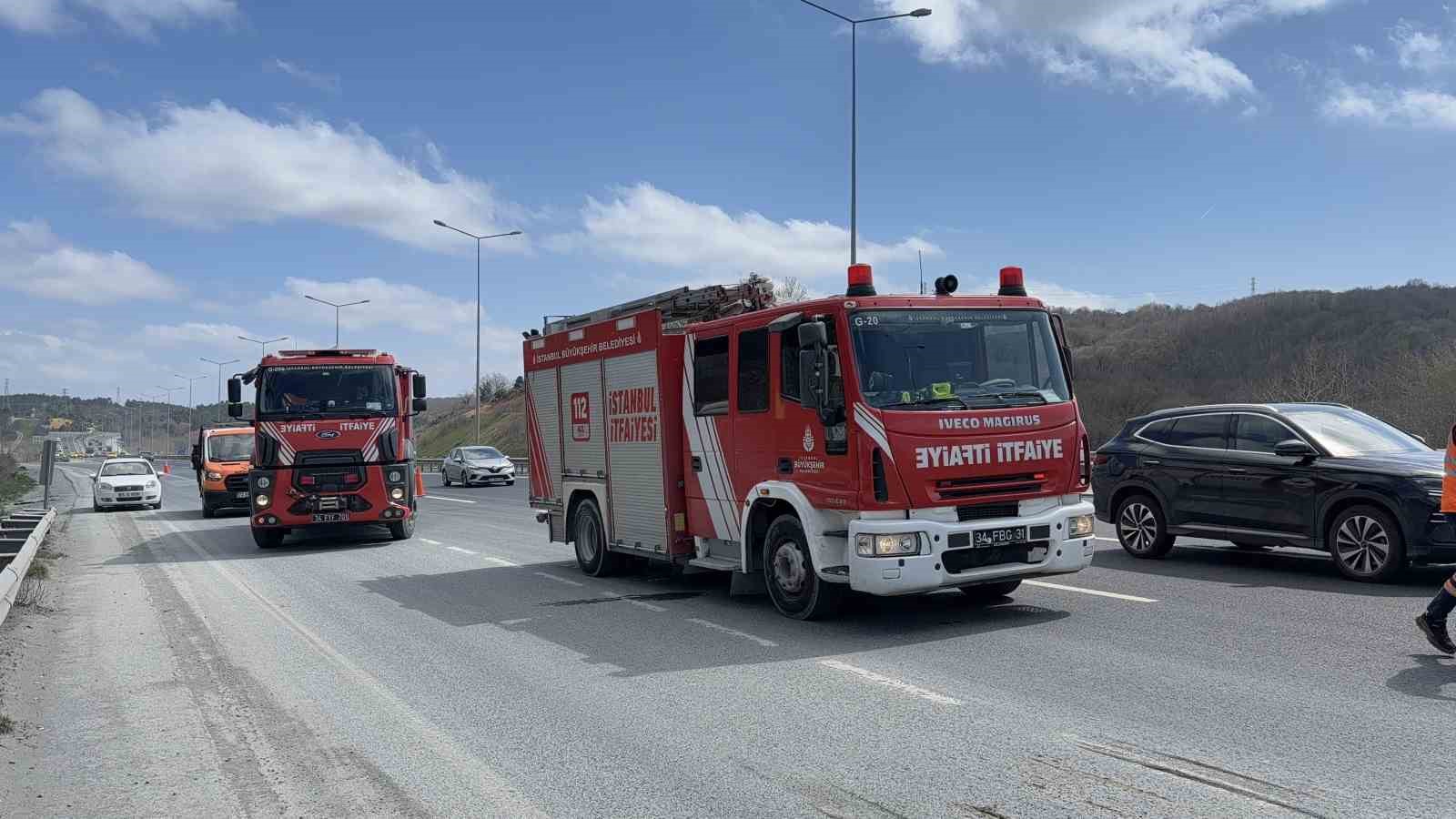 Eyüpsultan’da hafriyat kamyonuna çarpan otomobil hurdaya döndü: 1 yaralı
