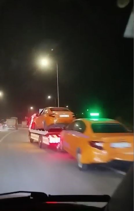 Eyüpsultan’da iki sürücünün inatlaşması zincirleme kaza ile bitti
